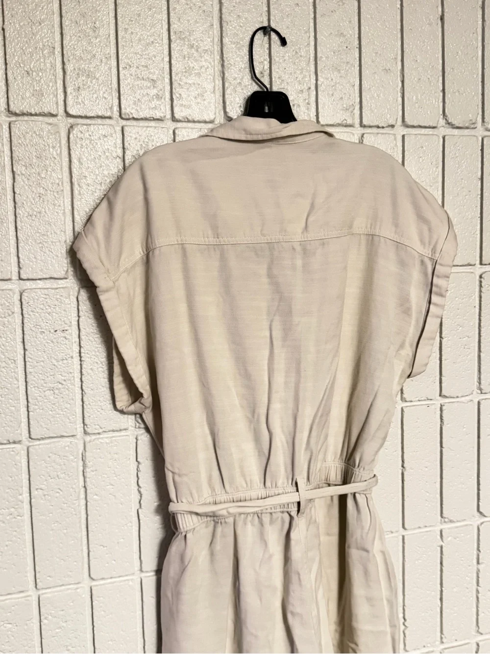 Abercrombie & Fitch Casual Tie-Waist Jumpsuit in Cream - Picture 4 of 4